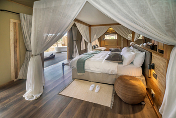 Lemala Mpingo Ridge Lodge: Moskitonetz über dem Bett