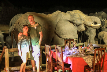 Nehimba Lodge: Besuch beim Dinner