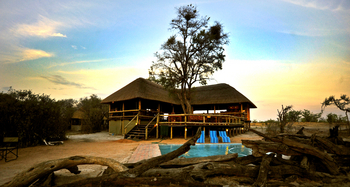 Nehimba Lodge: Zentralbereich mit Pool