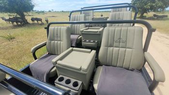 Savanna Lodge: Aufgeräumte Safari Sitzreihen unter Mittagssonne