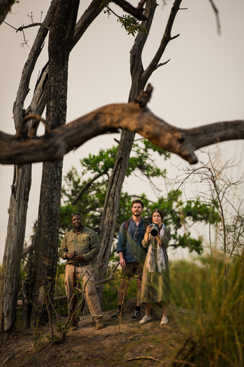 Sitatunga Private Island Camp: Guide mit zwei Gästen