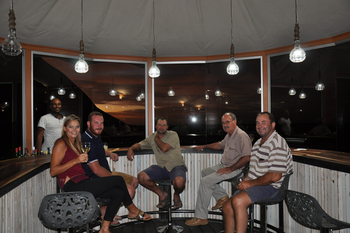 Spitzkoppen Lodge: Gäste an der Bar