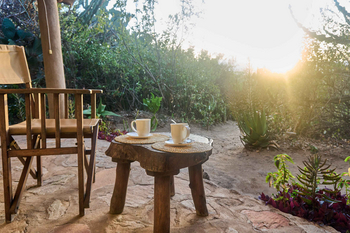 Tindiga Tented Camp: Outdoor Lounge mit Ausblick