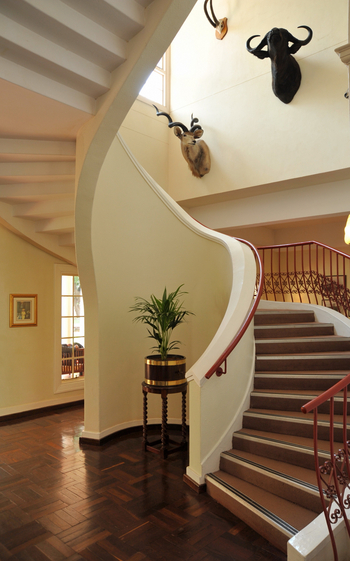 Victoria Falls Hotel: Treppenhaus