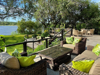 Waterberry Zambezi Lodge: Deck und Rasen