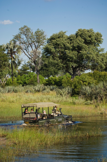 andBeyond Sandibe Okavango Safari Lodge: Fahrt durch tiefes Wasser