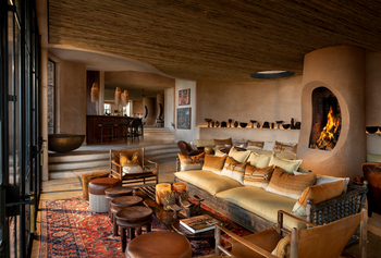 andBeyond Suyian Lodge: Sofa in der Lounge