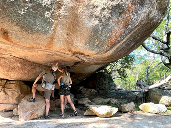 Big Cave Camp Big Cave Camp: Guide zeigt etwas