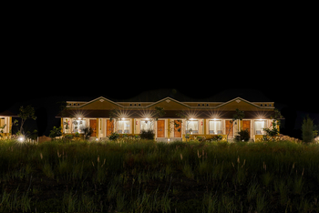 Blackbuck Safari Lodge: Cottage-Block bei Nacht
