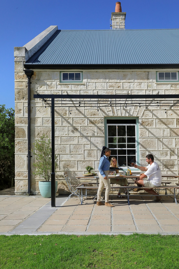 Coot Club: Club House - Bänke vor dem Haus