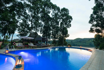 Crater Safari Lodge: Pool mit Laternen