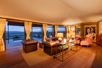 Hemingways Ol Seki Mara: Lounge am Abend