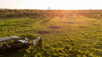 Jamala Madikwe: Safari-Guide mit Gästen im Abendlicht
