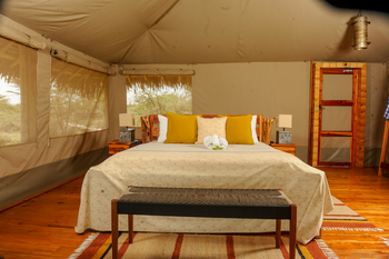 Mara Siana Camp: Doppelbett und Gepäckablage