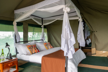 Nasikia Mobile Migration Camp: Doppelbett mit Moskitonetz