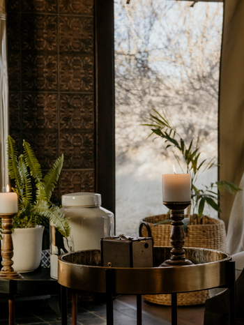 Otjiwa Thornbush Tented Camp: Runder Messingtisch mit Kerzenhalter und Vintage-Kamera