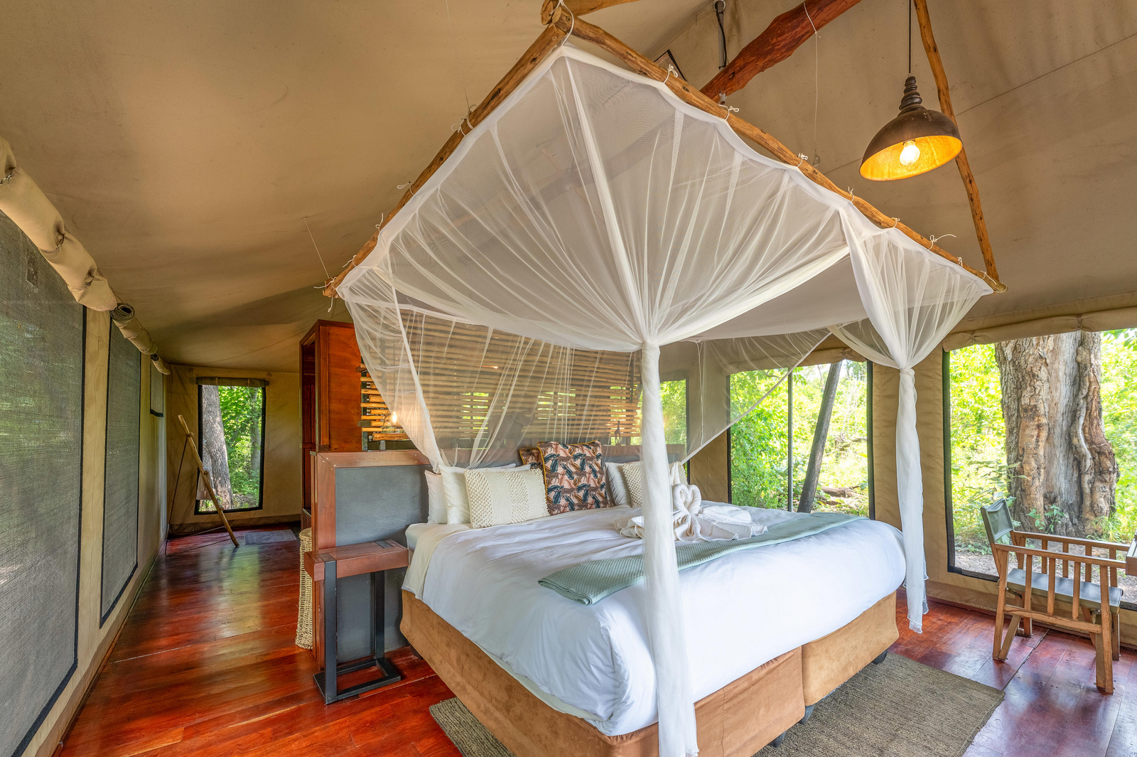 Saguni Safari Lodge Saguni Safari Lodge: Doppelbett mit Moskitonetz