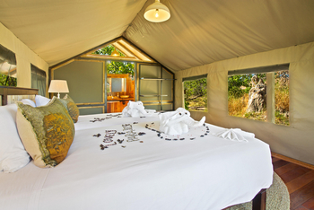 Saguni Safari Lodge Saguni Safari Lodge: Forest Tent Interieur