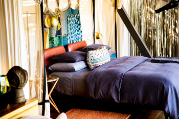 Singita Sweni Lodge: Schlafzimmer mit rotem Lederkopfteil