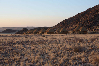 Sossus Dune Lodge Sossus Dune Lodge: Lage am Fuß eines kleinen Berges