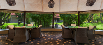 Taj Corbett Resort & Spa: Sitzgruppen im Jim's Grill