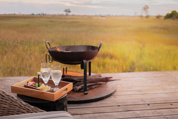 Tuludi Camp: Sky Suite - Sundowne3r mit Lagerfeuer