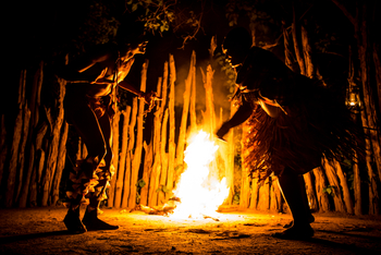 Vumbura Plains Camp: Tanz ums Feuer