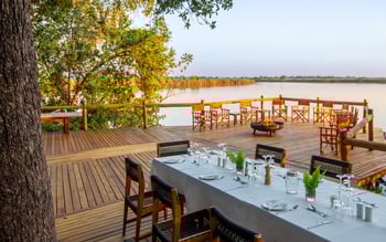 Xugana Island Lodge: Gedeckter Esstisch und Feuerstelle