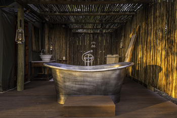 Zungulila Bushcamp: Messingwanne