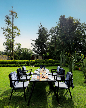 Amakoro Songa Lodge: Esstisch im Garten