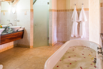 David Livingstone Safari Lodge: Badewanne