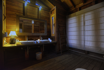 Denwa Backwater Escape: Treehouse Gästebad