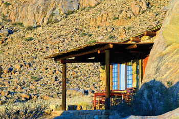 Eagle's Nest Chalets: Terrasse mit Vordach