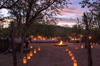Hobatere Lodge: Boma-Abend