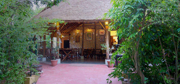 Jim's Jungle Retreat: Zugang zum Restaurant