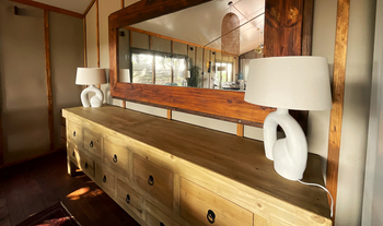 Kala Treehouse: Buffet mit Spiegel