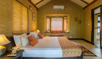 Kings Lodge: Doppelbett und Klimaanlage