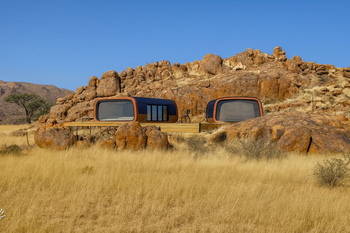 Luna Namib Collection: Pods vor Felsen
