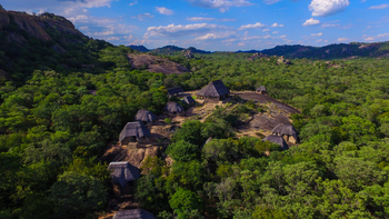Matobo Hills Lodge Matobo Hills Lodge: Gästechalets und Hauptgebäude