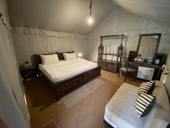 Om Vilas: Luxury Tent - Doppelbett und Sofa
