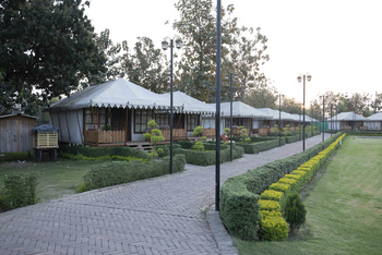 Om Vilas: Mit Ziegeln gepflasterter Weg