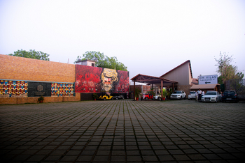 Om Vilas: Vorplatz mit Wandgemälde