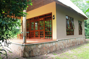 Primate Lodge: Cottage auf Steinplattform