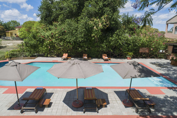 Sedia Hotel: Pool mit Sonnenschirmen