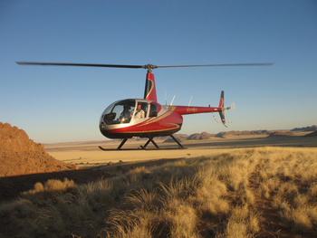 Sossusvlei Lodge: Helikopter bei der Landung