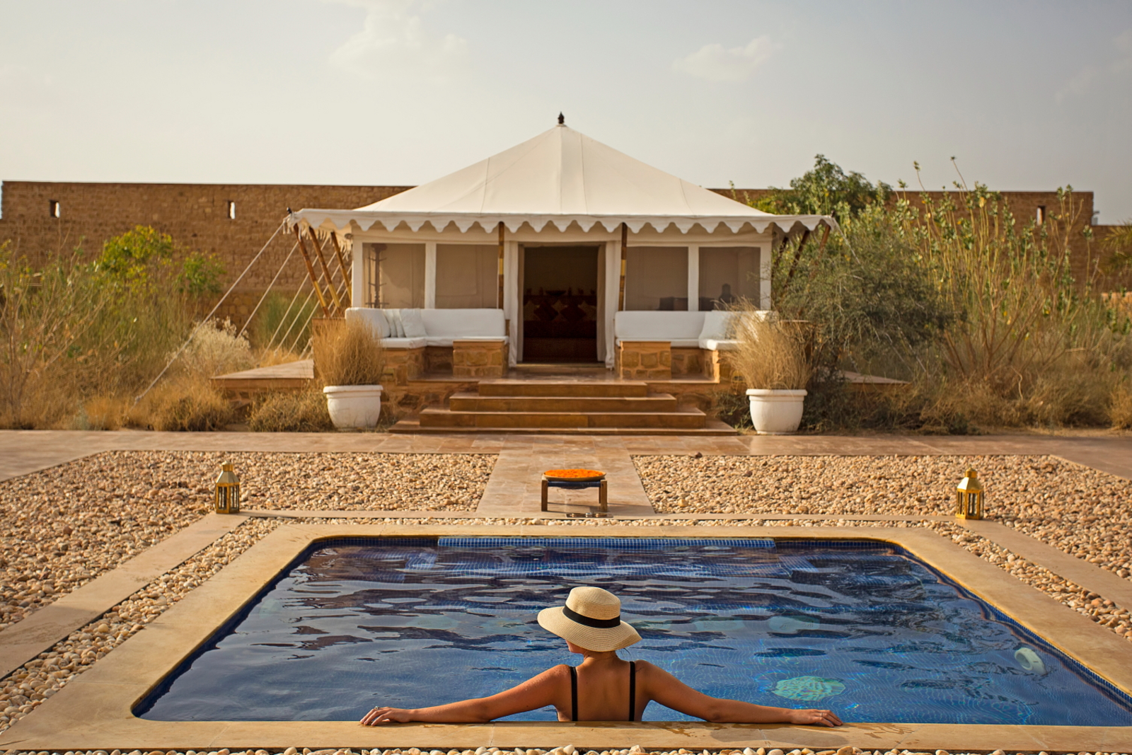 Sujan The Serai Sujan The Serai: Blick vom privaten Pool (Stufenbecken) auf das