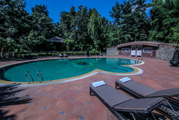 Syna Tiger Resort Swimming Pool: Liegestühle