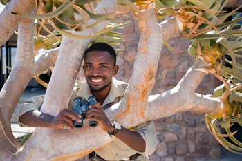 andBeyond Sossusvlei Desert Lodge: Guide hinterm Köcherbaum