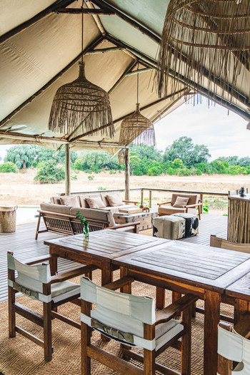 Anabezi Luxury Tented Camp: Esstisch und Lounge