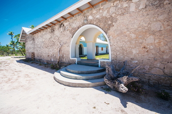 Astove Coral House: Courtyard Entrance